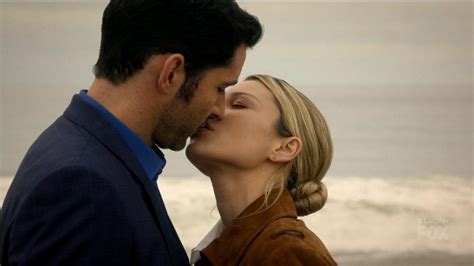 when do lucifer and chloe kiss.